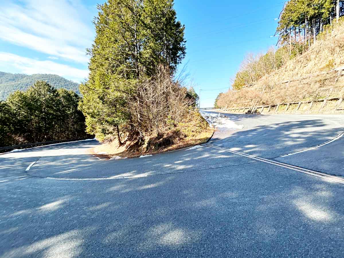 急カーブと急坂。雪がなくとも難関