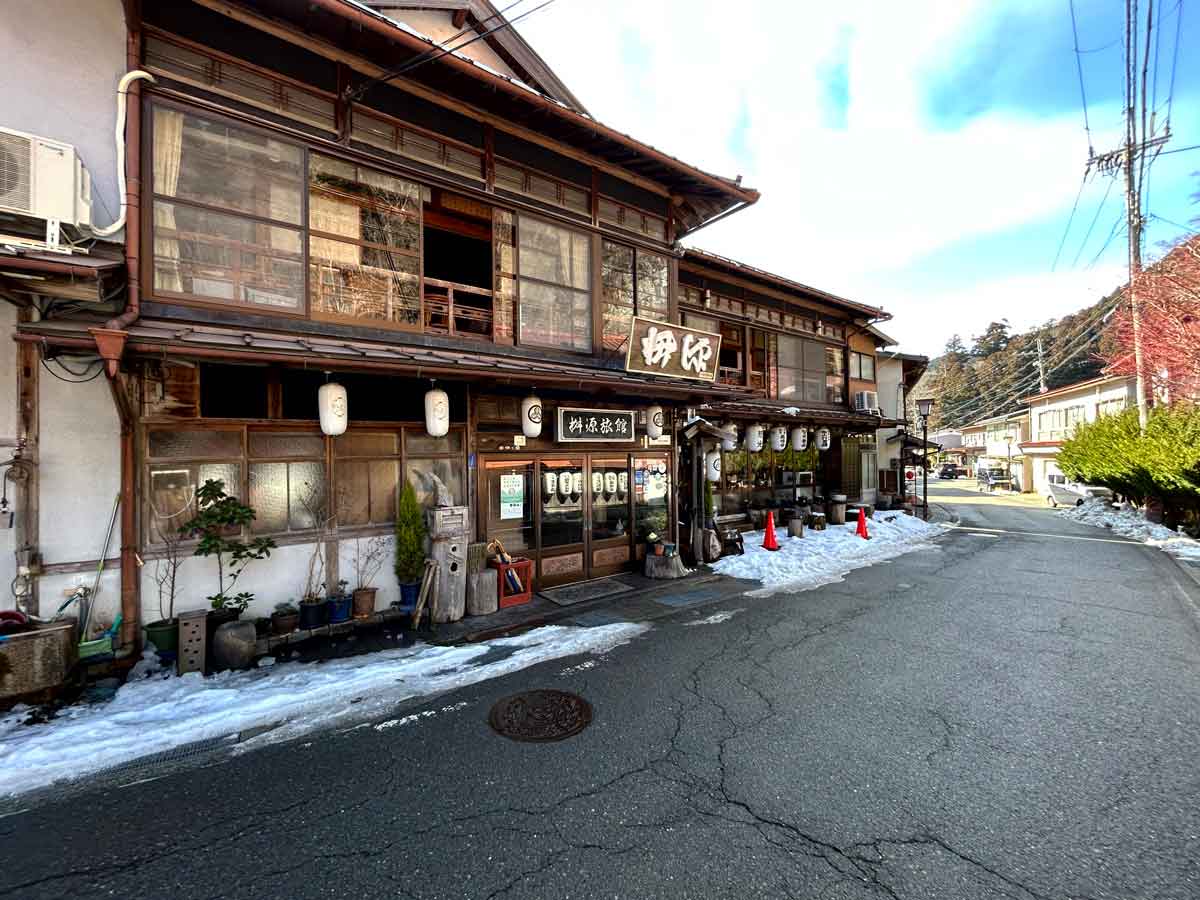 行者さん通り、桝源旅館が見えます