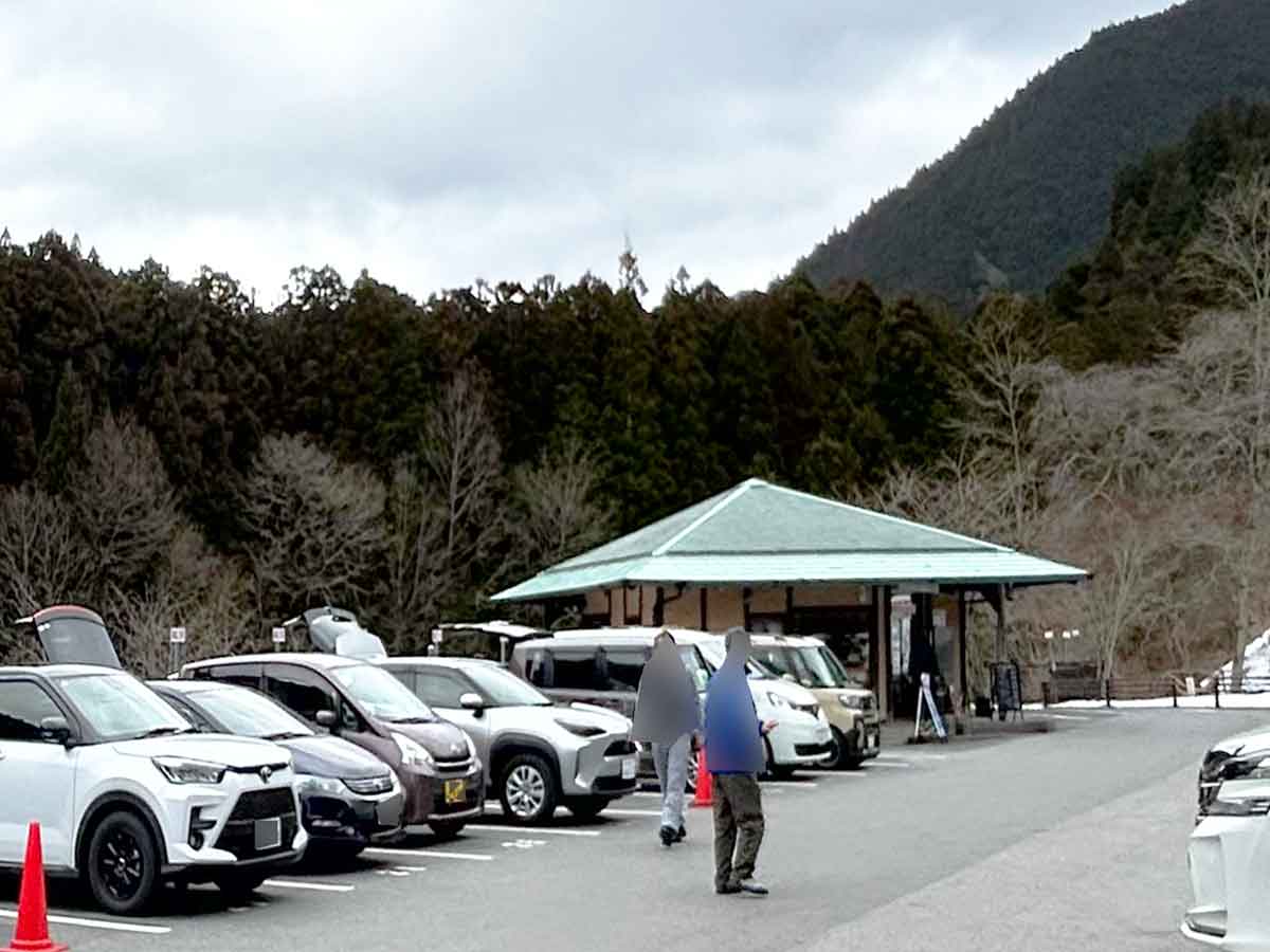駐車場奥にあるごろごろ茶屋