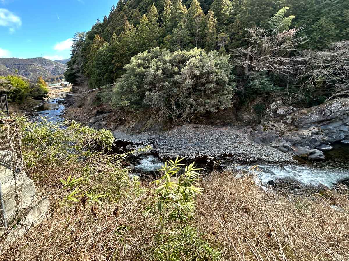 トイレの後ろの河原
