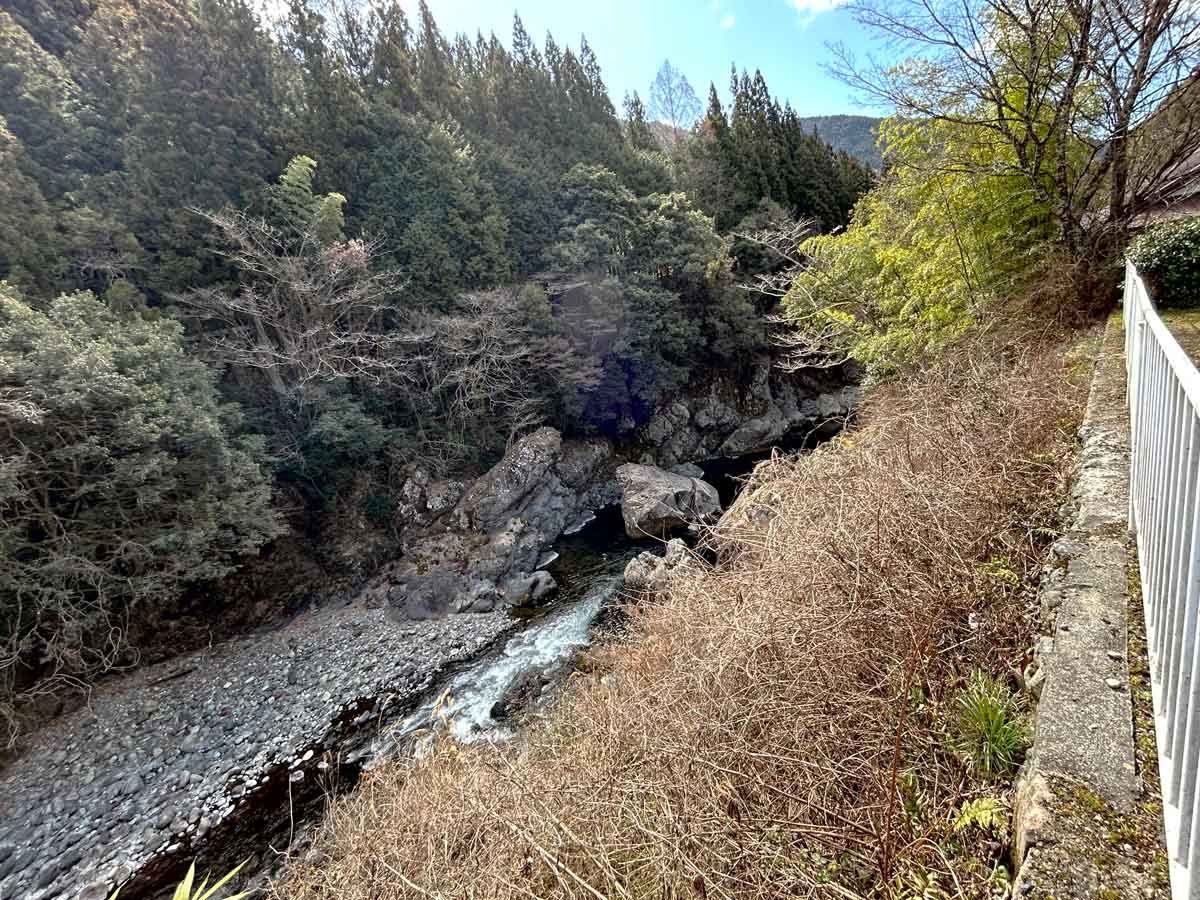 岩と河原が混在する絶景・トイレの後ろの川べり