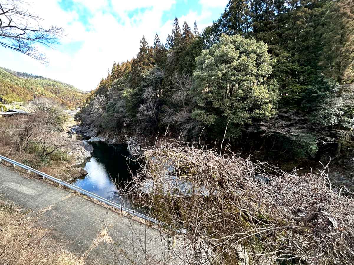 河原への消防車専用道路が見えます