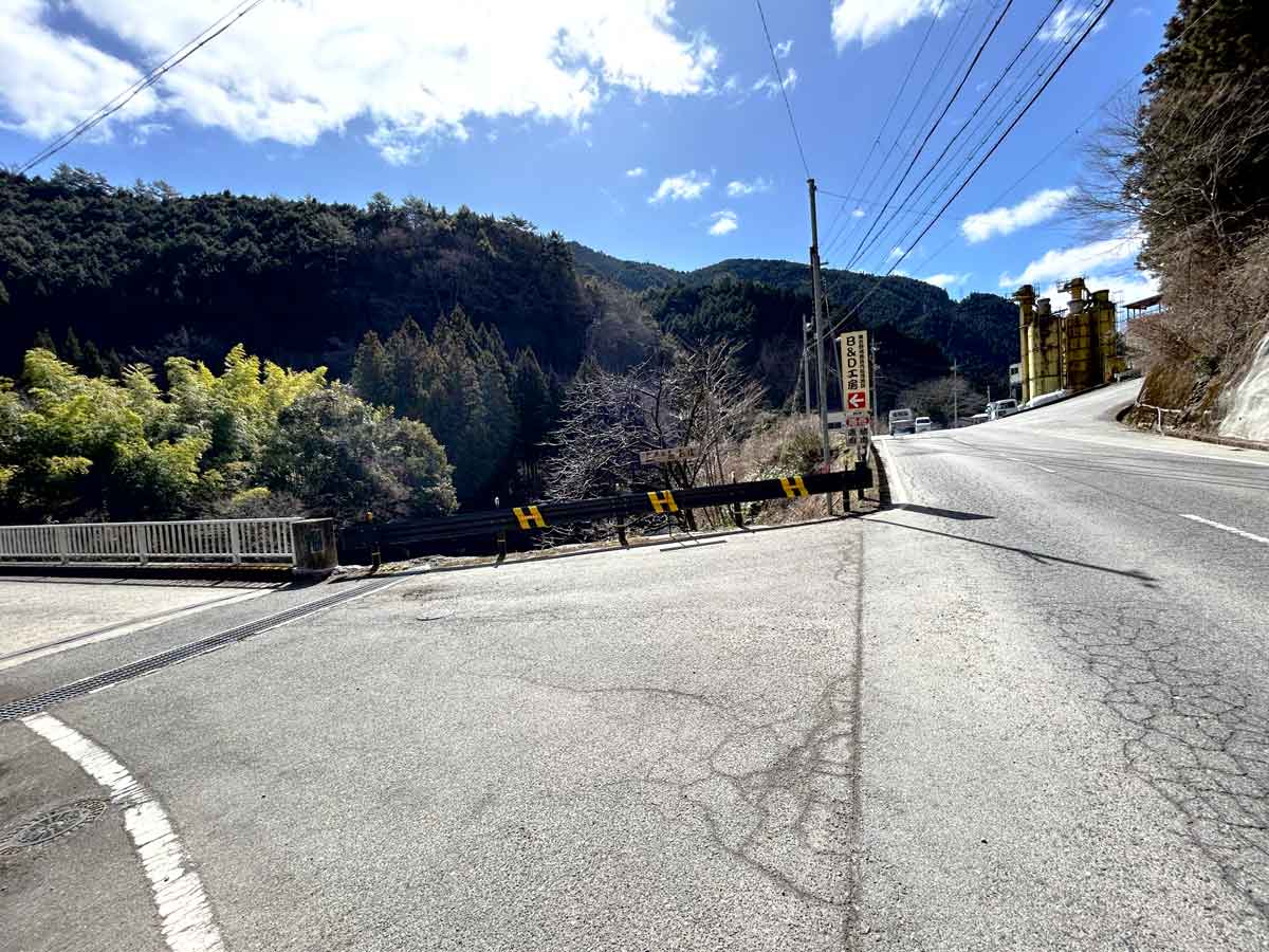 北小原橋へと、県道から曲がる