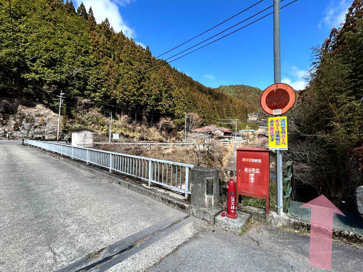 橋の反対側の集落へと進むと―