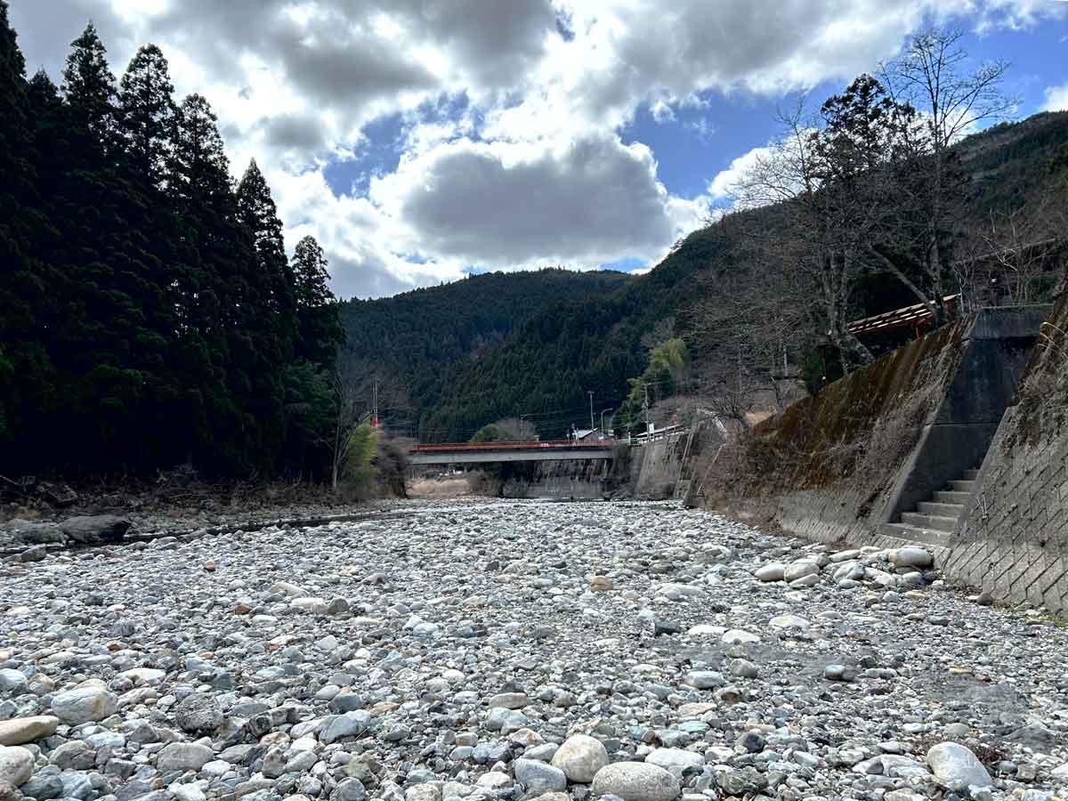 階段で河原に降りていきます